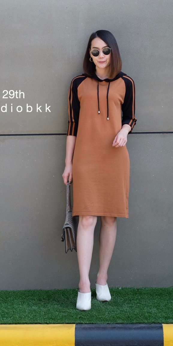 13841 อก40 #29thStudiobkk เดรสฮู้ดแขนยาว เนื้อผ้าคอตตอนเนื้อนิ่ม ใส่สบายสุดๆค่า แขนแต่งแถบ ใส่เที่ยวชิลๆได้เลย หนาวนี้ห้ามพลาดเลยค่า ▪️สี | โกโก้, ส้มอิฐ อก 40” เอว 38” สะโพก 40” ความยาว 37.5”