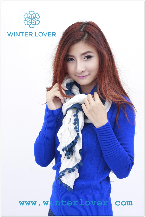 ผ้าพันคอไหมพรมสีขาวตัดกับสีฟ้าทูโทนเด้งดึ๋ง(พร้อมส่ง)