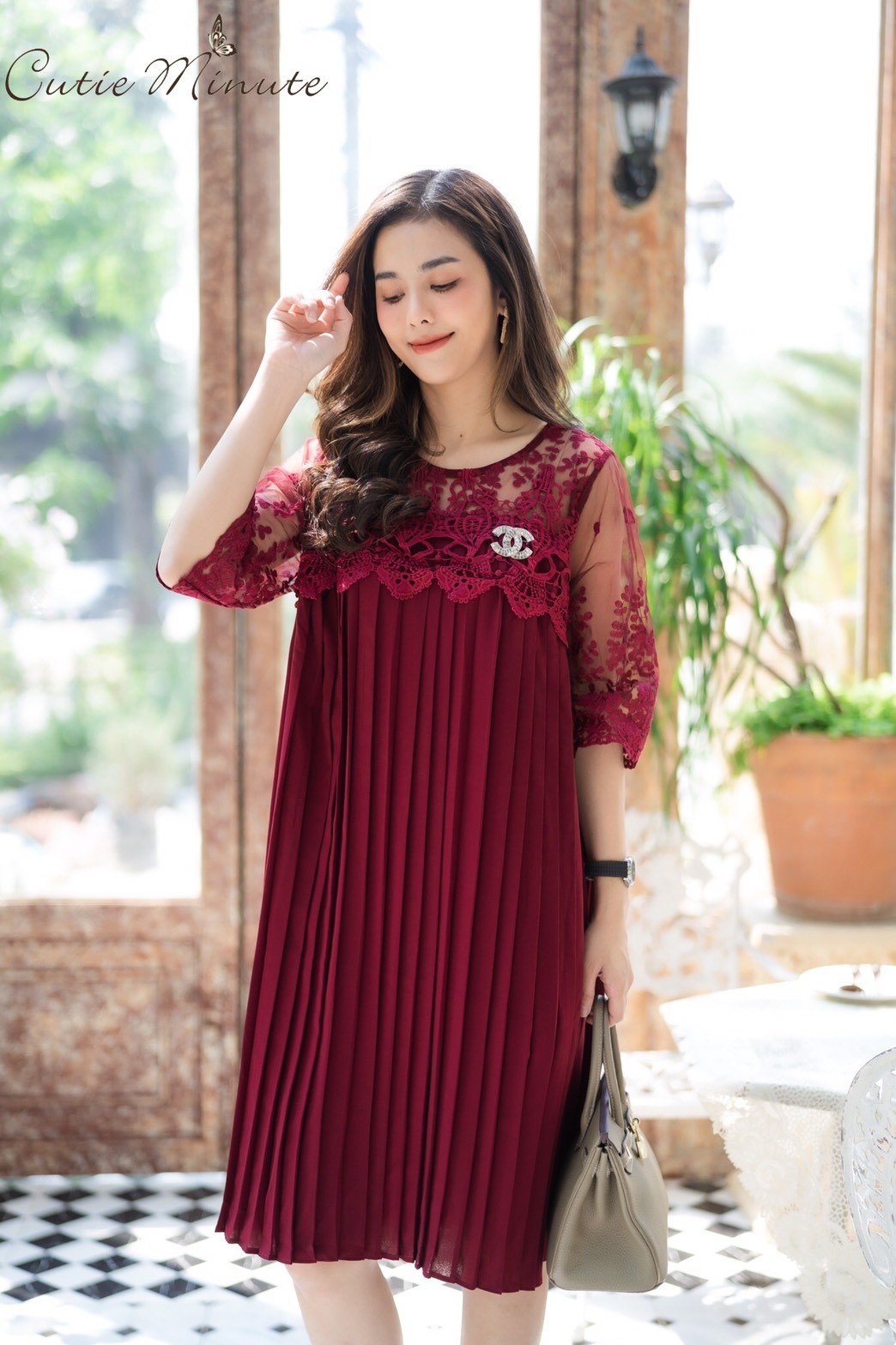 Sale+++#Cutie Minute 14104 เดรสผ้าชีฟองเกาหลีเกรดพรีเมี่ยม เนื้อผ้าดีมากค่ะ อัดพลีทแน่นๆ ด้านบนใช้ผ้าออเเกนซ่างานปักลูกไม้สุดหรูเริ่ด เดรสทรงโอเวอร์ไซส์ใส่เก๋ๆ สวยครบจริงๆค่ะ ใส่ไปงานดูดีสุดสุด งานสวยตัดเย็บดีเนี๊ยบ มี 5 สี เลือดหมู กรม ชมพูกลีบบัว (สีใหม