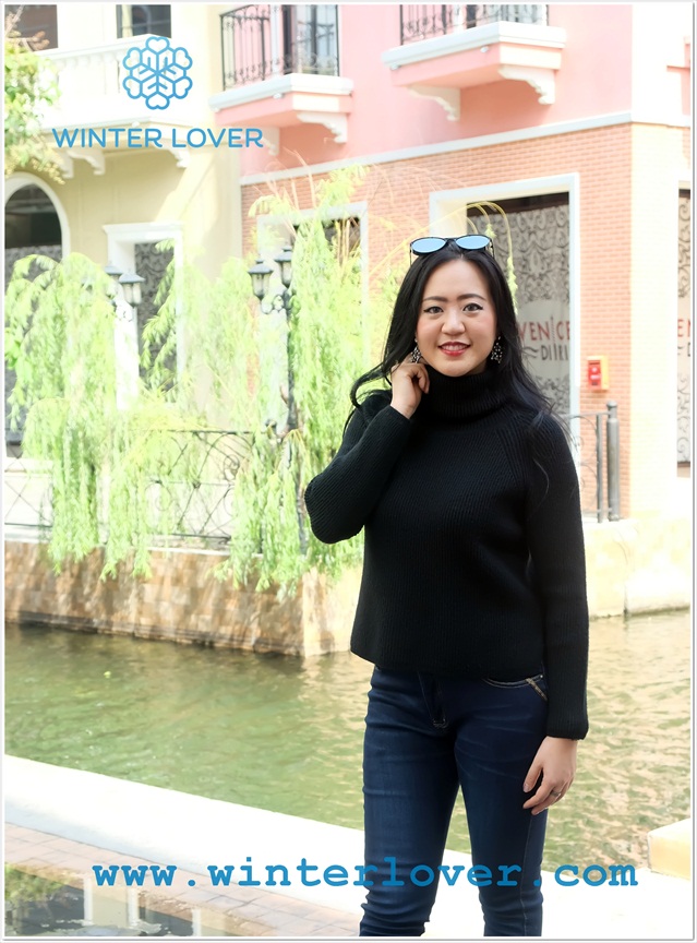 เสื้อกันหนาวสีดำคอเต่าไหมพรมนุ่ม