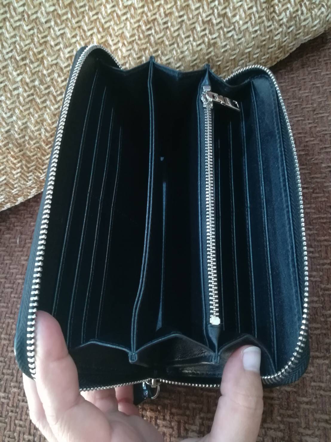 กระเป๋าหนังจระเข้แท้แบบซิปเดี่ยว; สีดำ