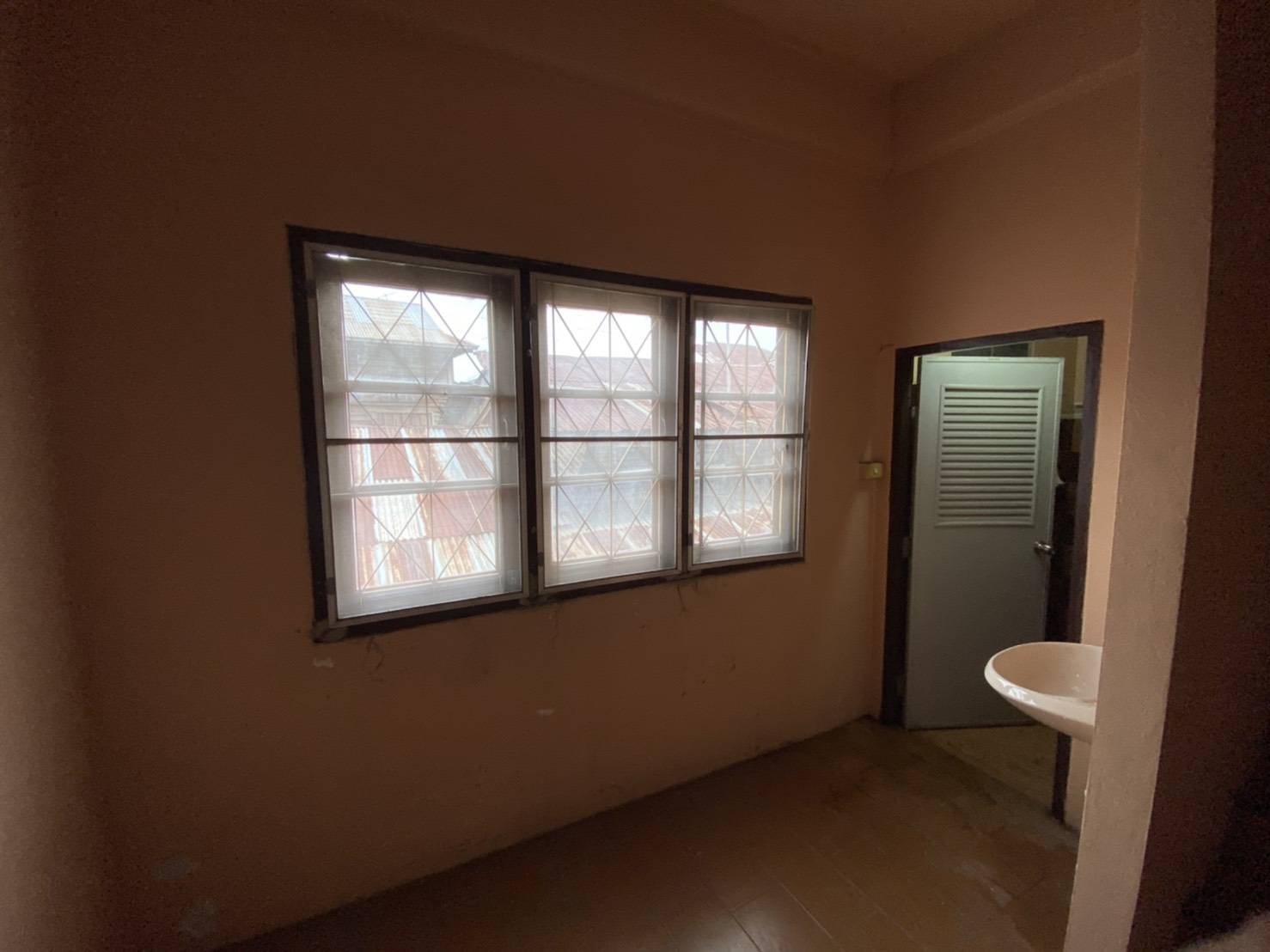 76938-ขายอาคารพาณิชย์ ซอยไกรเกรียงยุค วชิรปราการ ชลบุรี