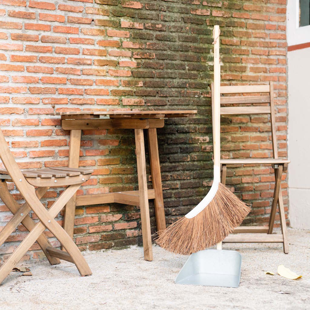 ชุดไม้กวาดเสี้ยนตาลพร้อมที่โกย ทำจากเสี้ยนตาลเคลื่อบสี กันน้ำและที่โกยเหล็กเนื้อดี ใช้ร่วมกันในการกวาดภายนอกบ้าน