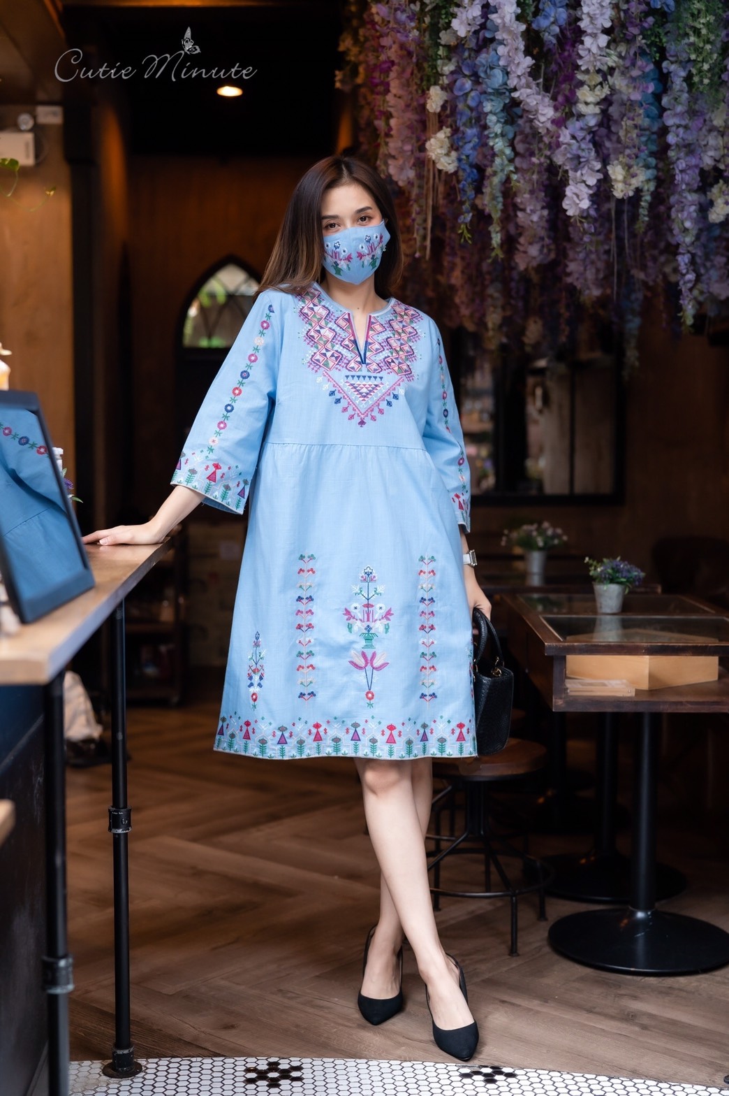 Sale++#CUTIE MINUTE 14041 เดรสลินิน+Maskผสมผ้าฝ้ายญี่ปุ่นเกรดพรีเมี่ยม งานปักอลังการทั้งตัว ทรงปล่อยๆสบายๆ ชุดใส่ง่าย ใส่เที่ยว ใส่อยู่บ้านตอนรับซัมเมอร์ได้สบายๆเลยค่ะ ** Mask ทรงสวยปรับเข้ากับโครงหน้า ใส่แล้วหน้าดูเรียวยาว ใช้ผ้ามัสลินอย่างดีซับด้านใน**