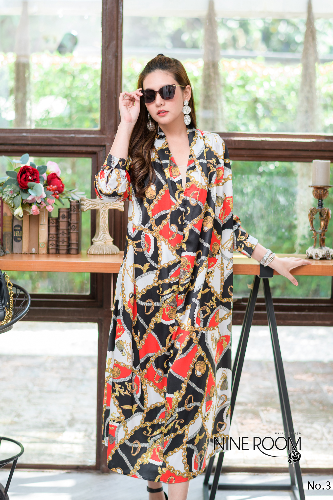 SaLe+++#Nine room 14088 MAXI DRESS - แม๊กซี่เดรสคอถ่วงส่วนด้านหลังจับจีบ เป็นทรงปล่อยๆ ใช้ผ้าซาตินผสมซิลล์เกรดพรีเมี่ยม(PREMIUM SATIN MIX SILK) ซึ่งรวมเอาคุณสมบัติที่ดีของผ้าทั้งสองแบบ ทำให้ตัวผ้าให้ผิวสัมผัสดี นุ่ม ใส่สบายมาก โดดเด่นด้วยงานพิมพ์สไตล์ไฮแบ