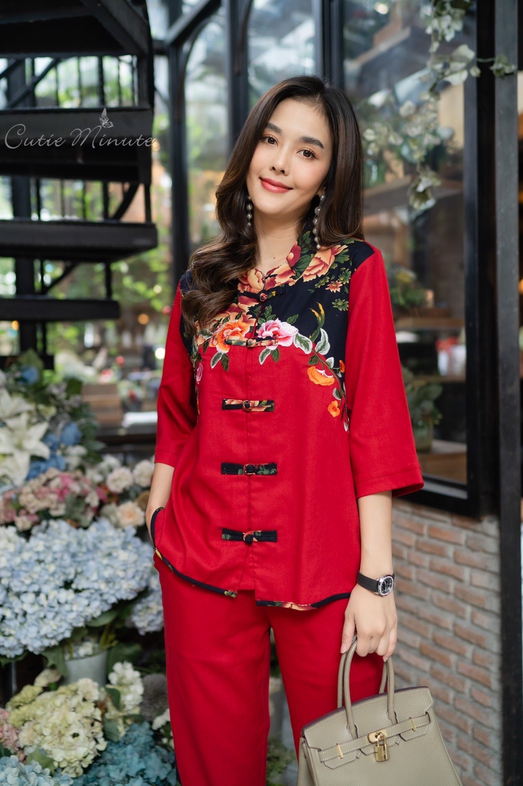 SaLe++#Cutie Minute 14110 ชุดเซ็ทผ้าลินินเกรดพรีเมี่ยม เนื้อผ้านิ่มกำลังดี ดีเทลตกแต่งด้วยงานปักผสมผ้าลายดอกไม้ กางเกงมีกระเป๋าซ่อน ชุดเเต่งด้วยกระดุมจีน กุ้นขอบที่ชายเสื้อ ชุดนี้สวยมากค่ะ ใส่ชุดเดียวสวยสมบูรณ์แบบเลยนะคะ หรือจะแยกชิ้นใส่แมทช์กับชุดอื่นก็ส