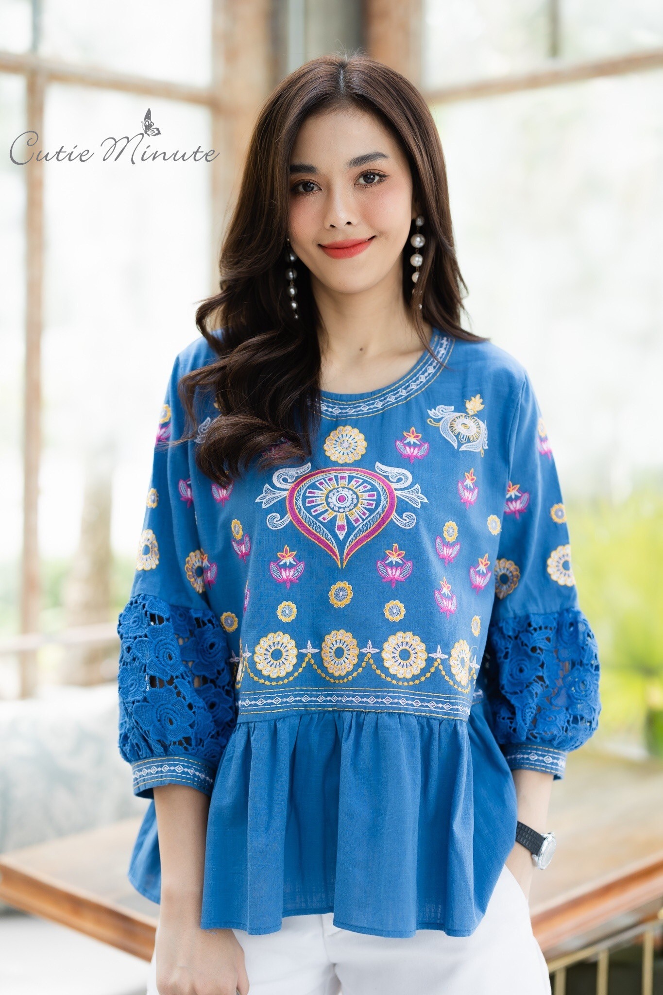 SaLe++#Cutie Minute B3695 เสื้อลินินเกรดพรีเมี่ยม เนื้อผ้าขึ้นลาย เนื้อผ้ามีความนุ่ม ผ้าดีมากค่ะ งานปักฝีมือสวยมากๆค่ะ แต่งเติมแขนด้วยลูกไม้เนื้อหนาสวยสวย เสื้อดีเทลจับจีบระบายเล็กๆ งานปักสวยเนียบ ใส่สวย ใส่สบายจริงๆค่ะ มี 4 สี ฟ้าคราม ส้มอิฐ เขียวไพร ชมพ