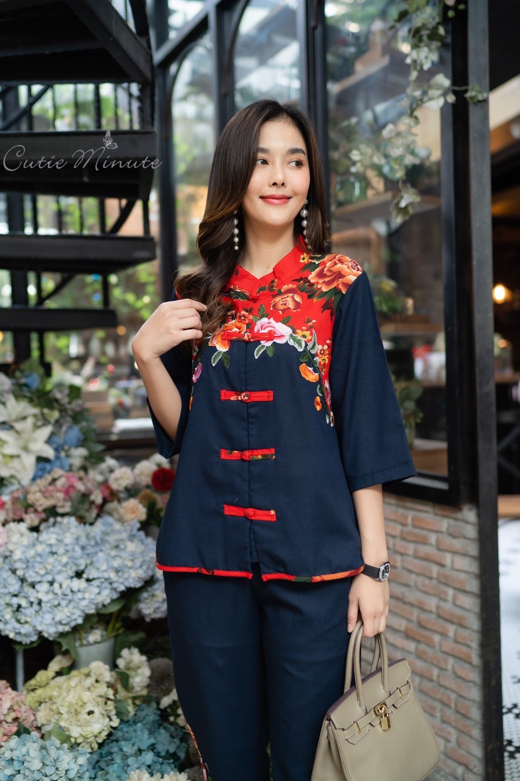 SaLe++#Cutie Minute 14110 ชุดเซ็ทผ้าลินินเกรดพรีเมี่ยม เนื้อผ้านิ่มกำลังดี ดีเทลตกแต่งด้วยงานปักผสมผ้าลายดอกไม้ กางเกงมีกระเป๋าซ่อน ชุดเเต่งด้วยกระดุมจีน กุ้นขอบที่ชายเสื้อ ชุดนี้สวยมากค่ะ ใส่ชุดเดียวสวยสมบูรณ์แบบเลยนะคะ หรือจะแยกชิ้นใส่แมทช์กับชุดอื่นก็ส