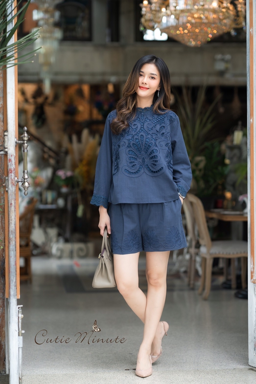 SaLe++14015**ชุดเซ็ท+Maskขาสั้นผ้าลินินเกรดพรีเมี่ยม เนื้อผ้าดี งานดีเทลปักฉลุทั้งตัวสวยมากค่ะ อลังการสุดๆ แต่งขอบตัวผ้าลูกไม้ ชุดเซ็ทดีไซน์สวยเก๋ มีซับในทั้งชุด กางเกงมีกระเป๋าซ่อน ชุดสวยผ้าดีใส่สบาย เหมาะกับอากาศบ้านเรามากๆค่ะ ** Mask ทรงสวยปรับเข้ากับโ