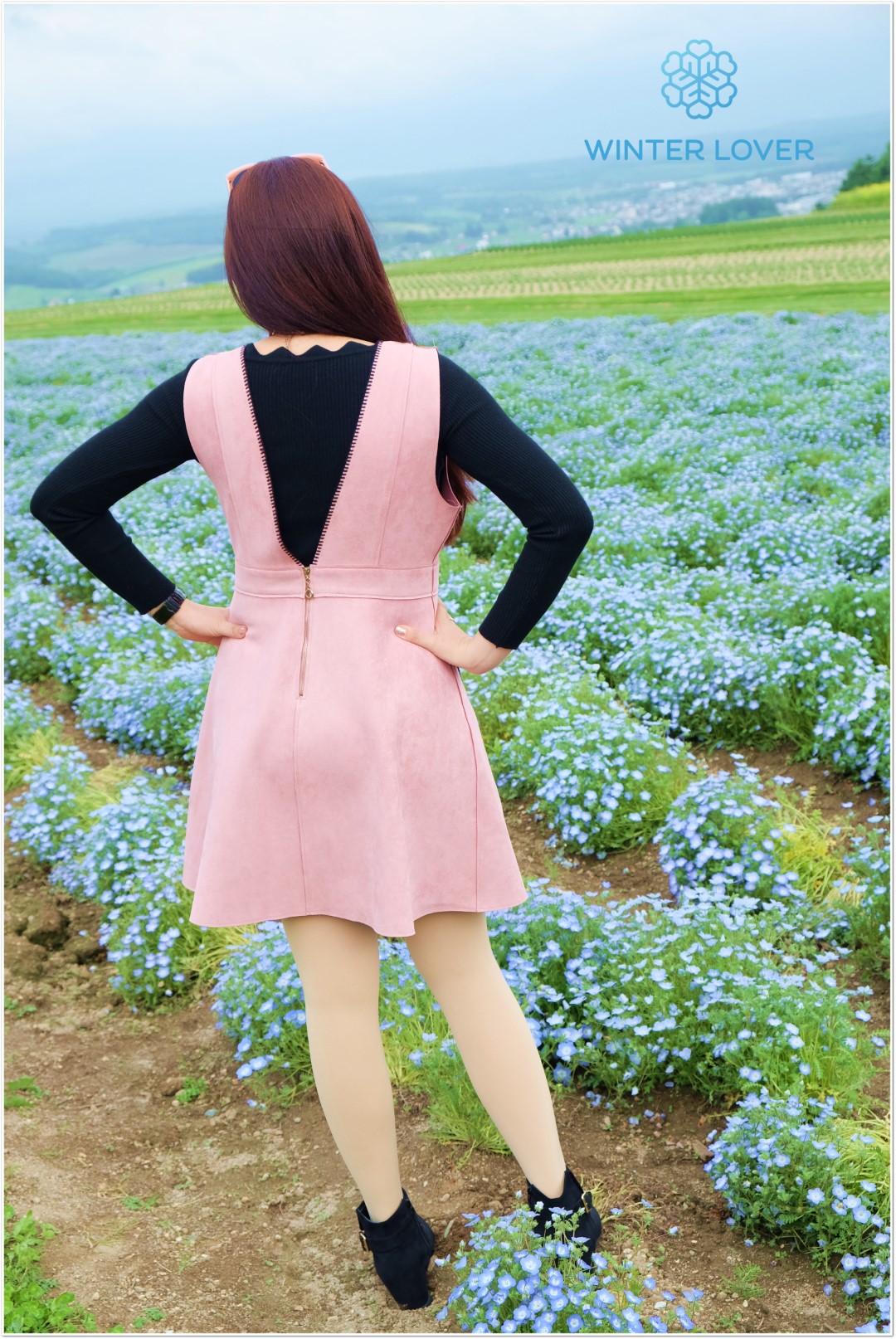 ชุดเดรสสีชมพูใส่ไปเที่ยวสวยต่างประเทศ
