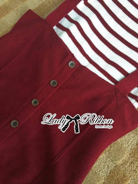 SAlE++D7446**set ผ้าไหมพรมทอลายทางสีแดง ตัวนี้จะเหมือนกับเป็นเอี๊ยมหน่อยๆนะคะ คือมีสายคาดจากไหล่ไปถึงกระโปรงน่ารักมากๆ ช่วงตัวเสื้อเป็นแขนสามส่วน ทอลายทางสีแดง-ขาว ช่วงกระโปรงที่เป็นเหมือนใส่เอี๊ยมเป็นสีแดงทั้งหมด ติดกระดุมด้านหน้า ผ่าหน้าด้วยแต่ไม่สูงค่ะ