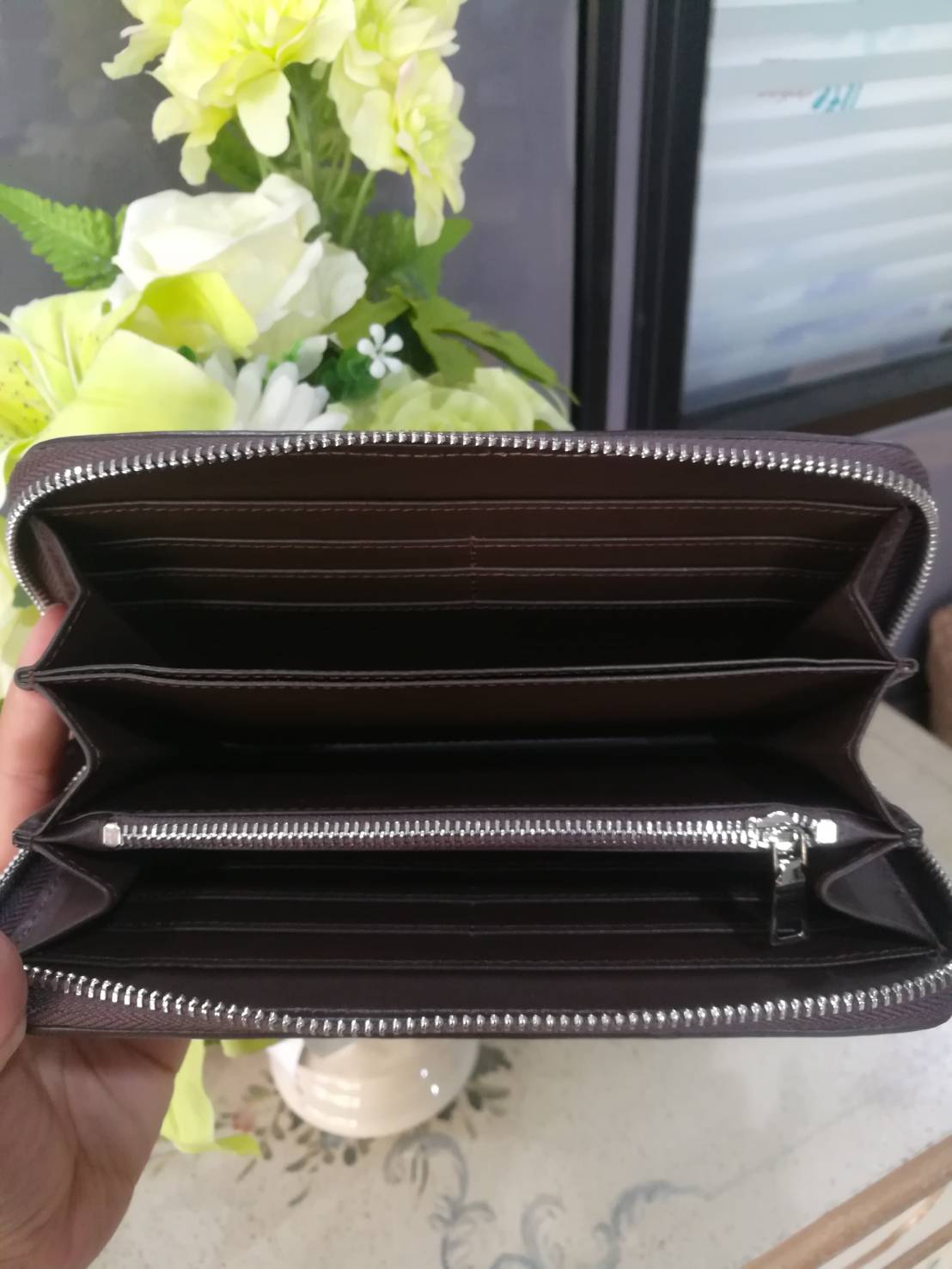 กระเป๋าหนังจระเข้แท้แบบซิปเดี่ยว; สีน้ำตาล