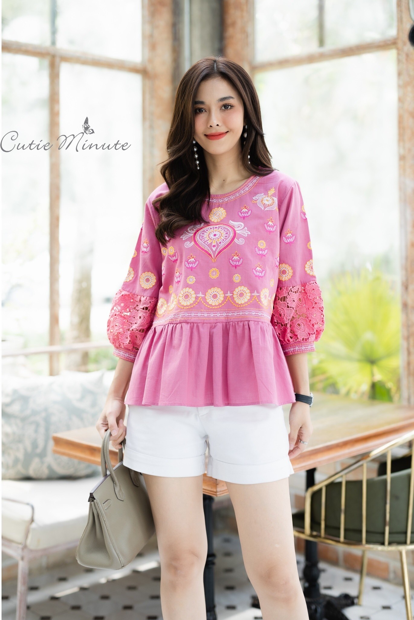 SaLe++#Cutie Minute B3695 เสื้อลินินเกรดพรีเมี่ยม เนื้อผ้าขึ้นลาย เนื้อผ้ามีความนุ่ม ผ้าดีมากค่ะ งานปักฝีมือสวยมากๆค่ะ แต่งเติมแขนด้วยลูกไม้เนื้อหนาสวยสวย เสื้อดีเทลจับจีบระบายเล็กๆ งานปักสวยเนียบ ใส่สวย ใส่สบายจริงๆค่ะ มี 4 สี ฟ้าคราม ส้มอิฐ เขียวไพร ชมพ