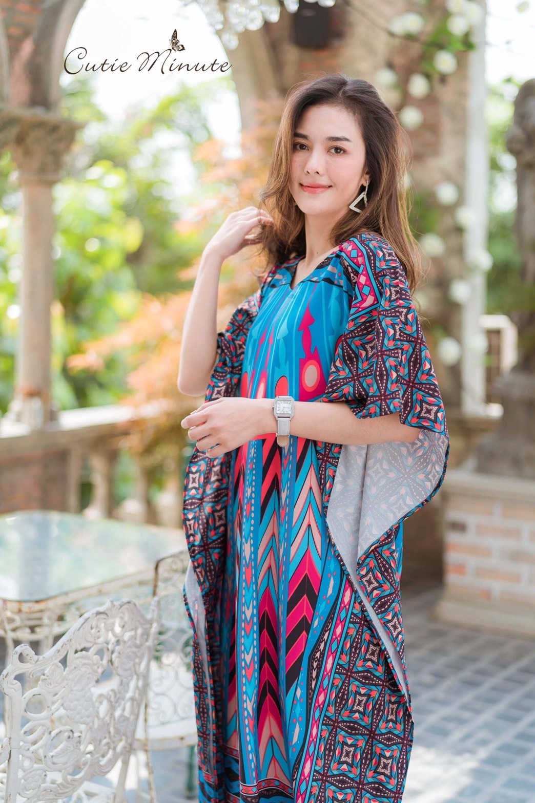 SaLe++#Cutie Minute 13954**MAXI เดรสผ้าโพลีเอสเตอร์เนื้อนิ่ม พิมพ์ลวดลายเส้นกราฟฟิก ทรงค้างคาวเหมาะกับ summer นี้เลยค่ะ อก ฟรีไซส์ 48" เอว ฟรีไซส์ 52" สะโพก ฟรีไซส์ 58" วงแขนบน 22" แขนยาว 14" (จากต้นคอ) ขอบแขนล่าง ฟรีไซส์ เดรสยาว