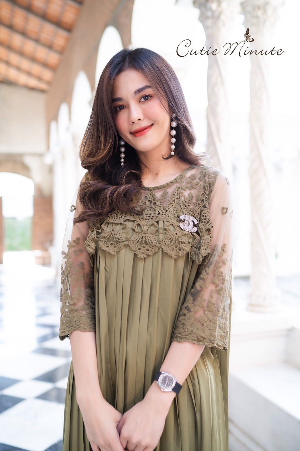 Sale+++#Cutie Minute 14104 เดรสผ้าชีฟองเกาหลีเกรดพรีเมี่ยม เนื้อผ้าดีมากค่ะ อัดพลีทแน่นๆ ด้านบนใช้ผ้าออเเกนซ่างานปักลูกไม้สุดหรูเริ่ด เดรสทรงโอเวอร์ไซส์ใส่เก๋ๆ สวยครบจริงๆค่ะ ใส่ไปงานดูดีสุดสุด งานสวยตัดเย็บดีเนี๊ยบ มี 5 สี เลือดหมู กรม ชมพูกลีบบัว (สีใหม