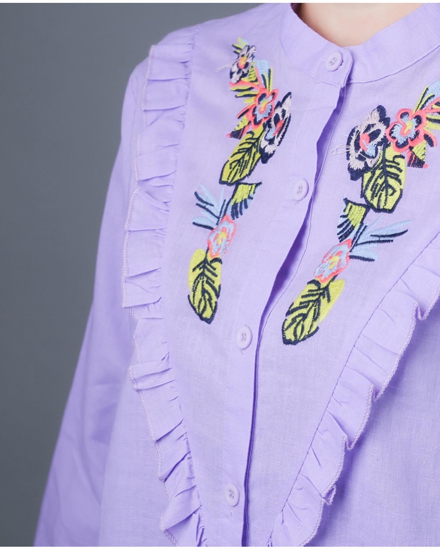 Sale++++++#Blueberry Nights B3653 เสื้อเชิ้ตลินิน100% ปักดิ้นสีคลาสสิค ผ้าลินิน100% เนื้อนุ่มใส่สบายมากค่ะ แพทเทิร์นเสื้อเชิ้ตคอจีนแขนยาวกระดุมหน้ายาว รุ่นขายดีมากๆค่ะ ดีเทลช่วงอกเย็บระบายปักดิ้นหน้าอกสวยสุดหรู ♡เหมาะสำหรับสาวๆๆรอบอก(38-44)♡