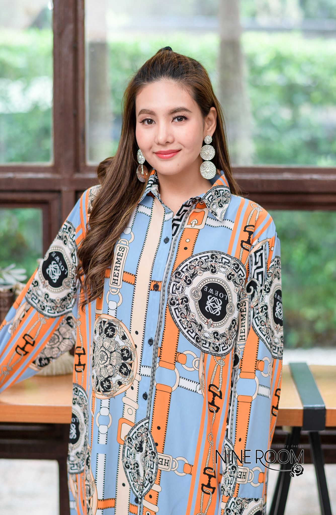 SaLe+++#Nine Room 14106 MAXI SHIRT - แม๊กซี่เชิ๊ตแขนยาวคอปก พร้อมสาบกระดุมยาวด้านหน้า ใช้ผ้าโพลี่ฯผสมซิลล์เกรดพรีเมี่ยม (PREMIUM POLY MIX SILK ) เนื้อผ้าดี ตัวผ้านุ่ม ไม่คัน มีความโดดเด่นด้วยงานพิมพ์ลายไฮแบรนด์ทั้งตัว มาพร้อมกระเป๋าข้างค่ะ •Color |3สี 1.