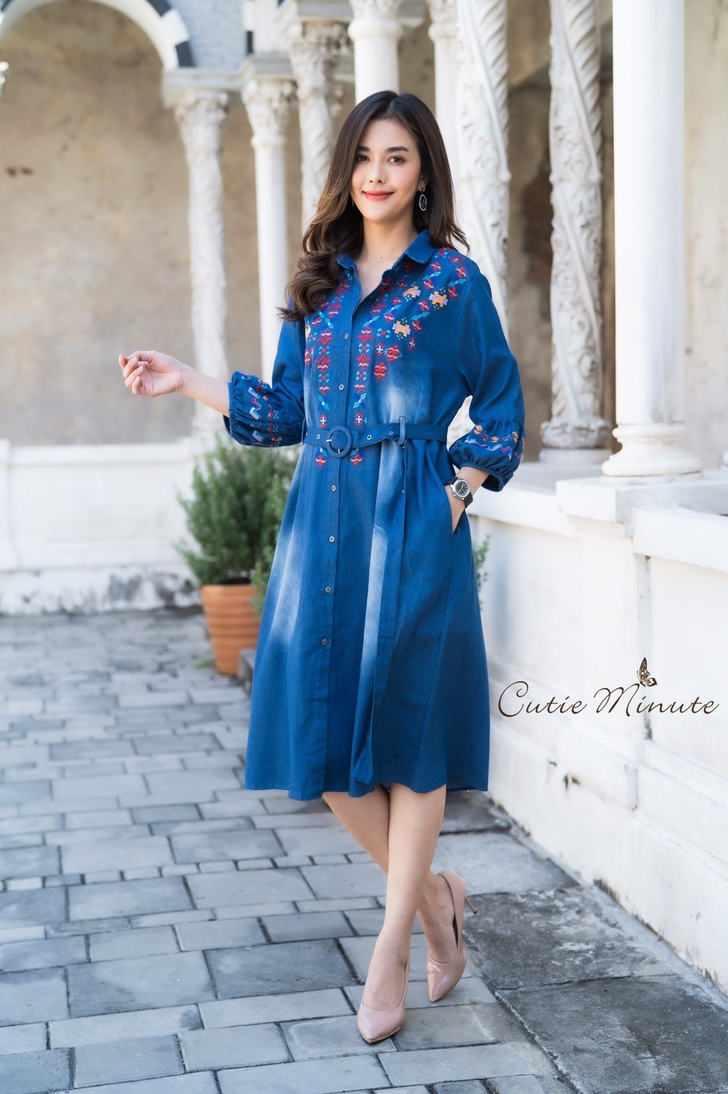 SaLe+++14082 Maxi+Mark เดรสผ้ายีนส์เกรดพรีเมี่ยม เนื้อผ้ามีความนุ่ม ผ้ายืดหยุ่นใส่สบาย แขนปลายพองเล็กๆงานฟอกสวยๆ ดีเทลปักลายสวยมากค่ะ มีกระเป๋า2ข้าง มาพร้อมกับเข็มขัด แยกชิ้นมากับชุด งานสวยเกรดระดับขึ้นห้างใส่แล้วสวยเก๋ ไม่ซ้ำใครนะคะ ** Mask ทรงสวยปรับเข้