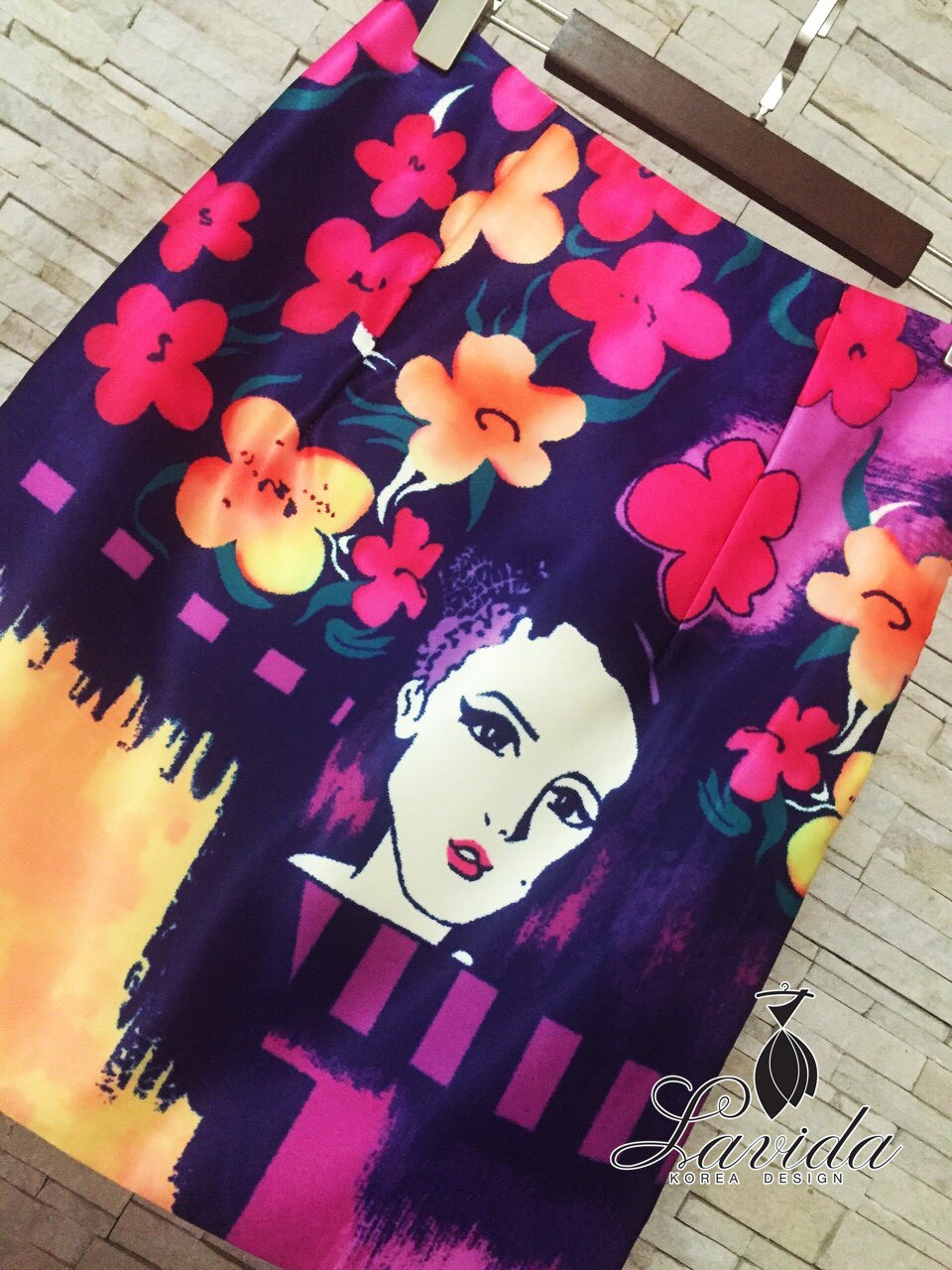 Sale+++Lavida—D9524**เซตเสื้อ+กระโปรง ดีไซน์เสื้อลายขวางโทนขาวน้ำเงิน มาพร้อมกระโปรงทรงสอบลายดอกไม้และหน้าผู้หญิง บุซับในอย่างดี ซิปข้าง สีสันสดใสงานผ้า Polyester+silk100% ใส่เข้าเซตก็สวยใสสไตล์เกาหลี ผ้า