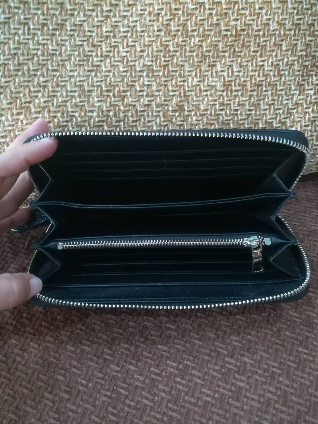 กระเป๋าหนังจระเข้แท้แบบซิปเดี่ยว; สีดำ