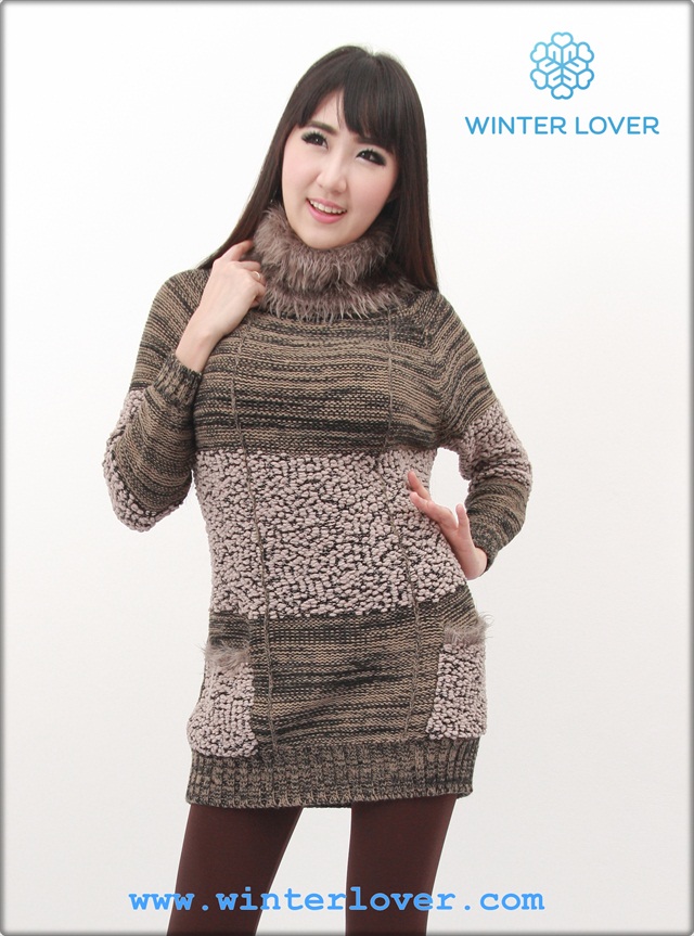 เสื้อไหมพรมแขนยาวสีน้ำตาลลายดำ แต่งด้วยคอเต่าขนเฟอร์สีน้ำตาลสวยหรู(พร้อมส่ง)(Free Size)