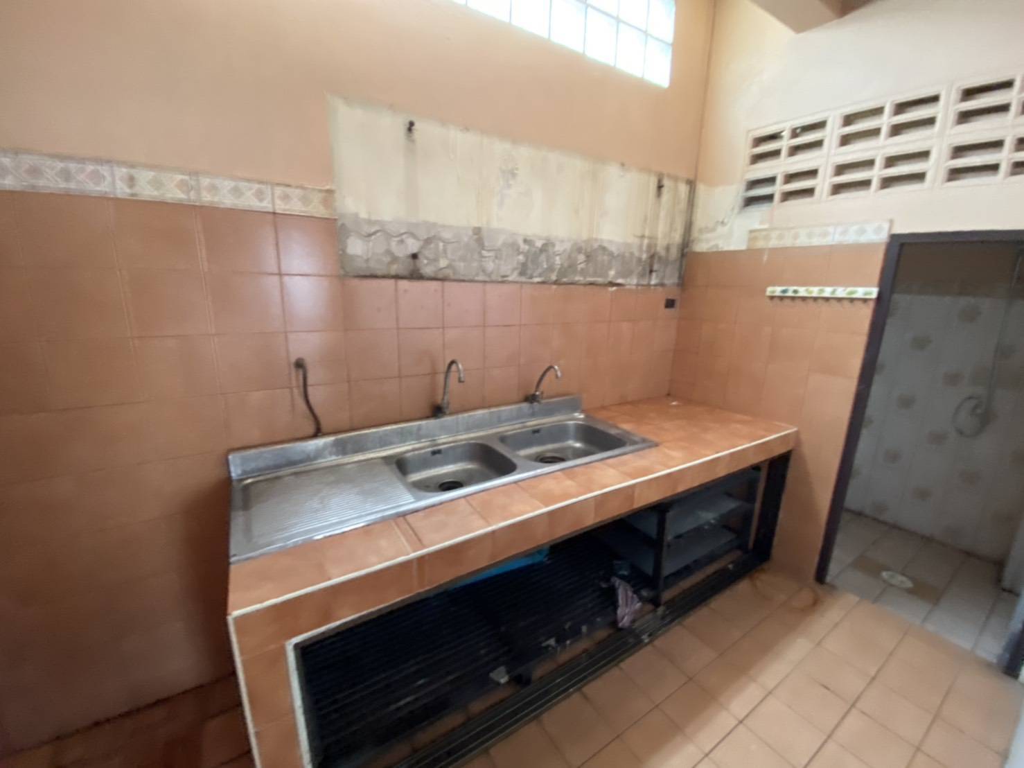 76938-ขายอาคารพาณิชย์ ซอยไกรเกรียงยุค วชิรปราการ ชลบุรี