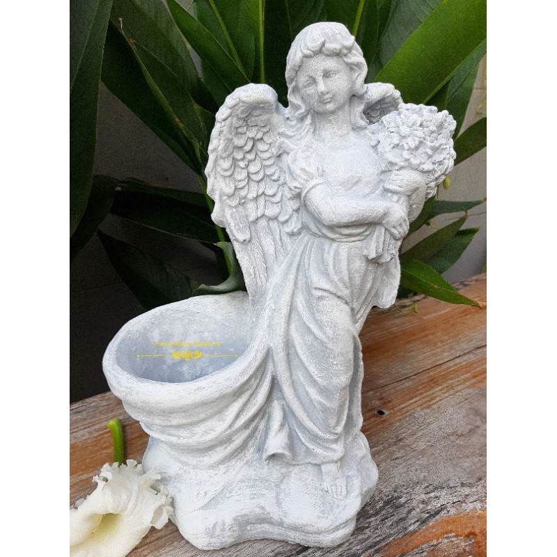 นางฟ้า Ilis ยืนข้างกระถาง ปูนปั้น แต่งสวน กระถางปลูกต้นไม้