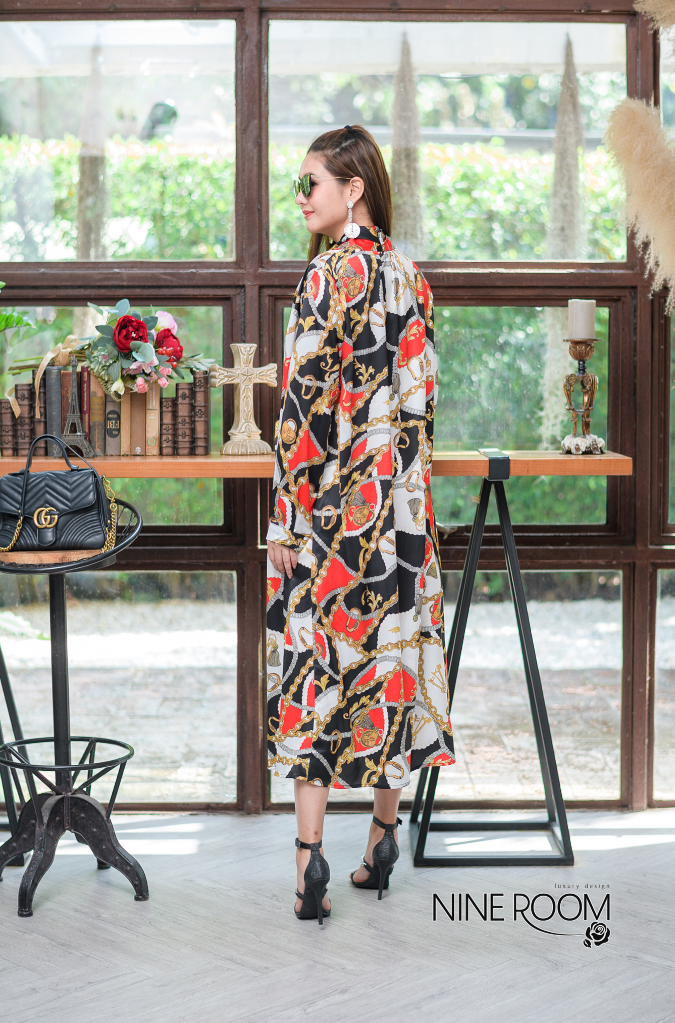 SaLe+++#Nine room 14088 MAXI DRESS - แม๊กซี่เดรสคอถ่วงส่วนด้านหลังจับจีบ เป็นทรงปล่อยๆ ใช้ผ้าซาตินผสมซิลล์เกรดพรีเมี่ยม(PREMIUM SATIN MIX SILK) ซึ่งรวมเอาคุณสมบัติที่ดีของผ้าทั้งสองแบบ ทำให้ตัวผ้าให้ผิวสัมผัสดี นุ่ม ใส่สบายมาก โดดเด่นด้วยงานพิมพ์สไตล์ไฮแบ