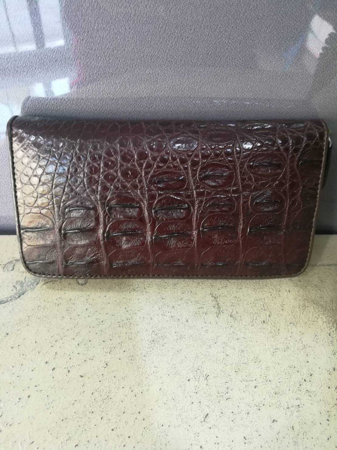 กระเป๋าหนังจระเข้แท้แบบซิปเดี่ยว; สีน้ำตาล