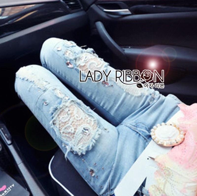 Sale++Lady Ribbon**PA0323**(M) Lady Sophie Embellished Lace Ripped Skinny Jeans กางเกงยีนส์ขายางทรงสกินนี่แบบขาดๆประดับผ้าลูกไม้และตกแต่งคริสตัล ตัวนี้ใส่แล้วเก๋ไม่เหมือนใครเลยจริงๆค่ะ ไม่ได้เป็นแค่กางเกงยีนส์ธรรมดาๆ แต่เพิ่มรายละเอียดที่น่าสนใจด้วยการฉีก