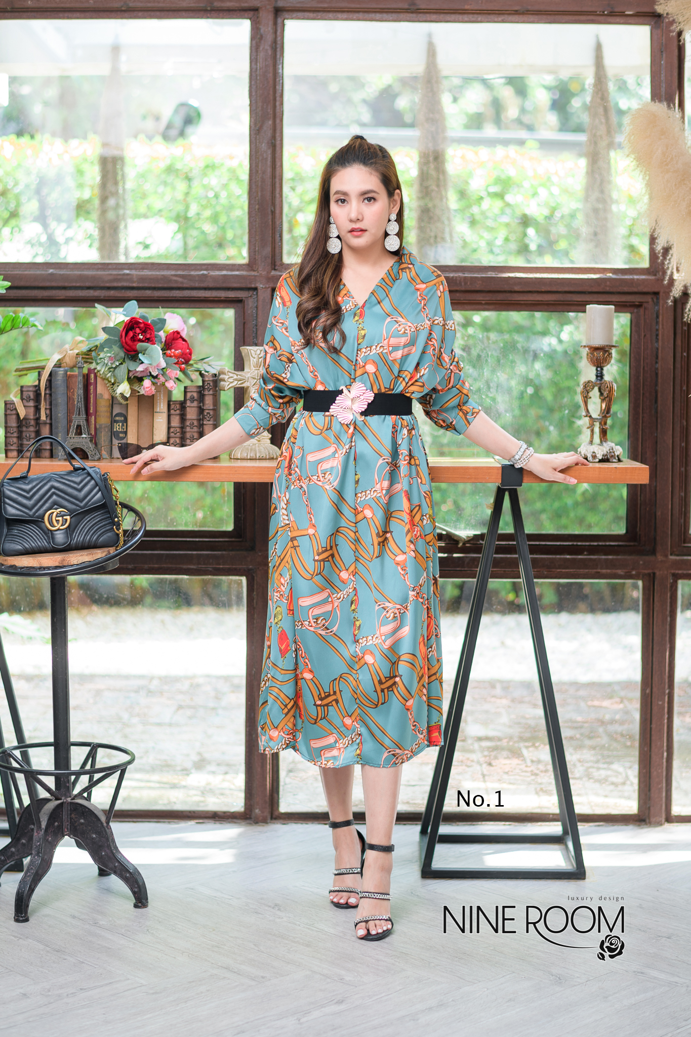 SaLe+++#Nine room 14088 MAXI DRESS - แม๊กซี่เดรสคอถ่วงส่วนด้านหลังจับจีบ เป็นทรงปล่อยๆ ใช้ผ้าซาตินผสมซิลล์เกรดพรีเมี่ยม(PREMIUM SATIN MIX SILK) ซึ่งรวมเอาคุณสมบัติที่ดีของผ้าทั้งสองแบบ ทำให้ตัวผ้าให้ผิวสัมผัสดี นุ่ม ใส่สบายมาก โดดเด่นด้วยงานพิมพ์สไตล์ไฮแบ