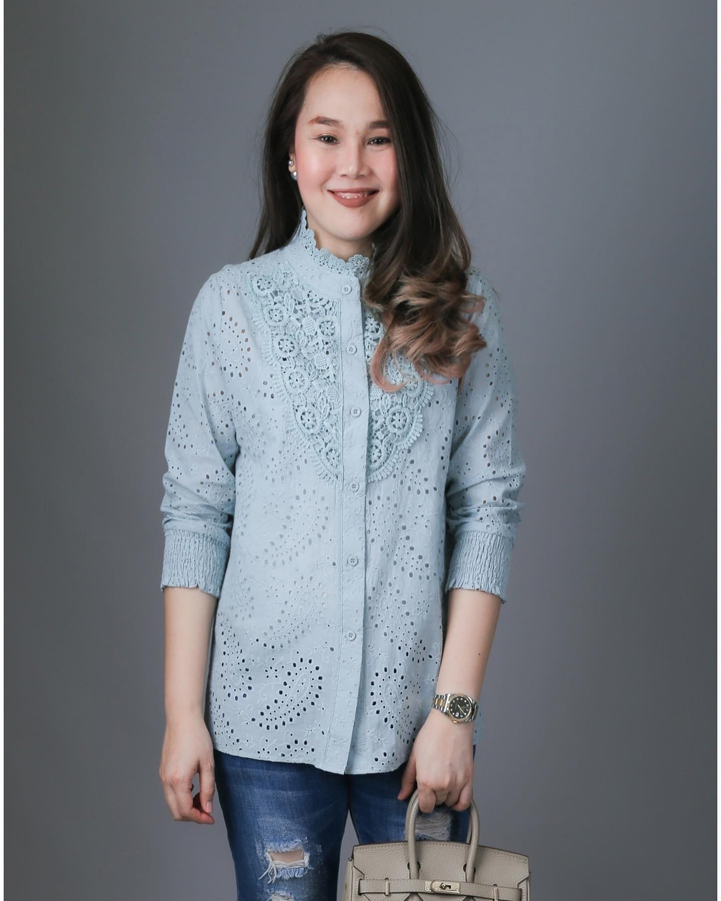 Sale+++#Blueberry Nights B3676 New เสื้อคอตต้อนทีเชิ้ตแบรนด์เนมเกาหลี ผ้าคอตต้อนเกรดพรีเมี่ยม เนื้อดีมากสัมผัสนุ่มเบาใส่สบายค่ะ แพทเทิร์นเสื้อทีเชิ้ต ดีเทลผ้าคอตต้อนฉลุปักลายสวยทั้งตัว กระดุมหน้ายาวตลอด ช่วงอกประดับลูกไม้สวยหรู ปลายแขนยางยืด เหมาะสำหรับสา