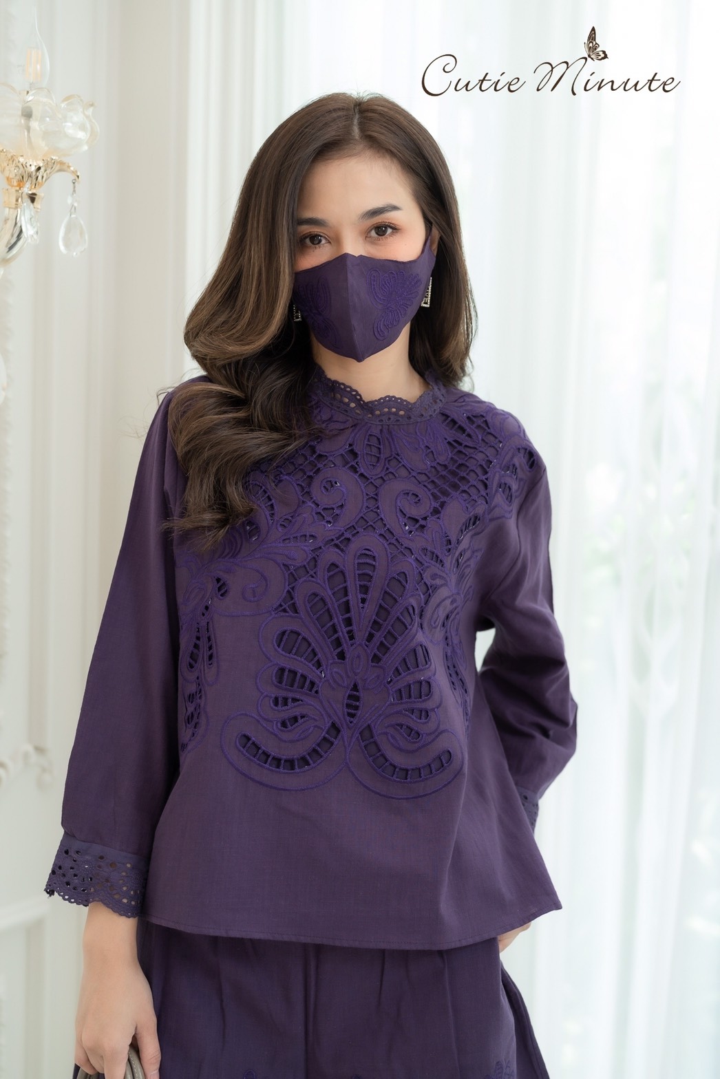 SaLe++14015**ชุดเซ็ท+Maskขาสั้นผ้าลินินเกรดพรีเมี่ยม เนื้อผ้าดี งานดีเทลปักฉลุทั้งตัวสวยมากค่ะ อลังการสุดๆ แต่งขอบตัวผ้าลูกไม้ ชุดเซ็ทดีไซน์สวยเก๋ มีซับในทั้งชุด กางเกงมีกระเป๋าซ่อน ชุดสวยผ้าดีใส่สบาย เหมาะกับอากาศบ้านเรามากๆค่ะ ** Mask ทรงสวยปรับเข้ากับโ