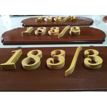 ป้ายบ้านเลขที่ไม้สัก พร้อมตัวเลขไม้สักสีทอง เลือกเปลี่ยนเลขที่บ้านได้ ขนาด 35 X 13 ซม. ***ตัวเลขรวมกันไม่เกิน 5 ตัว ***