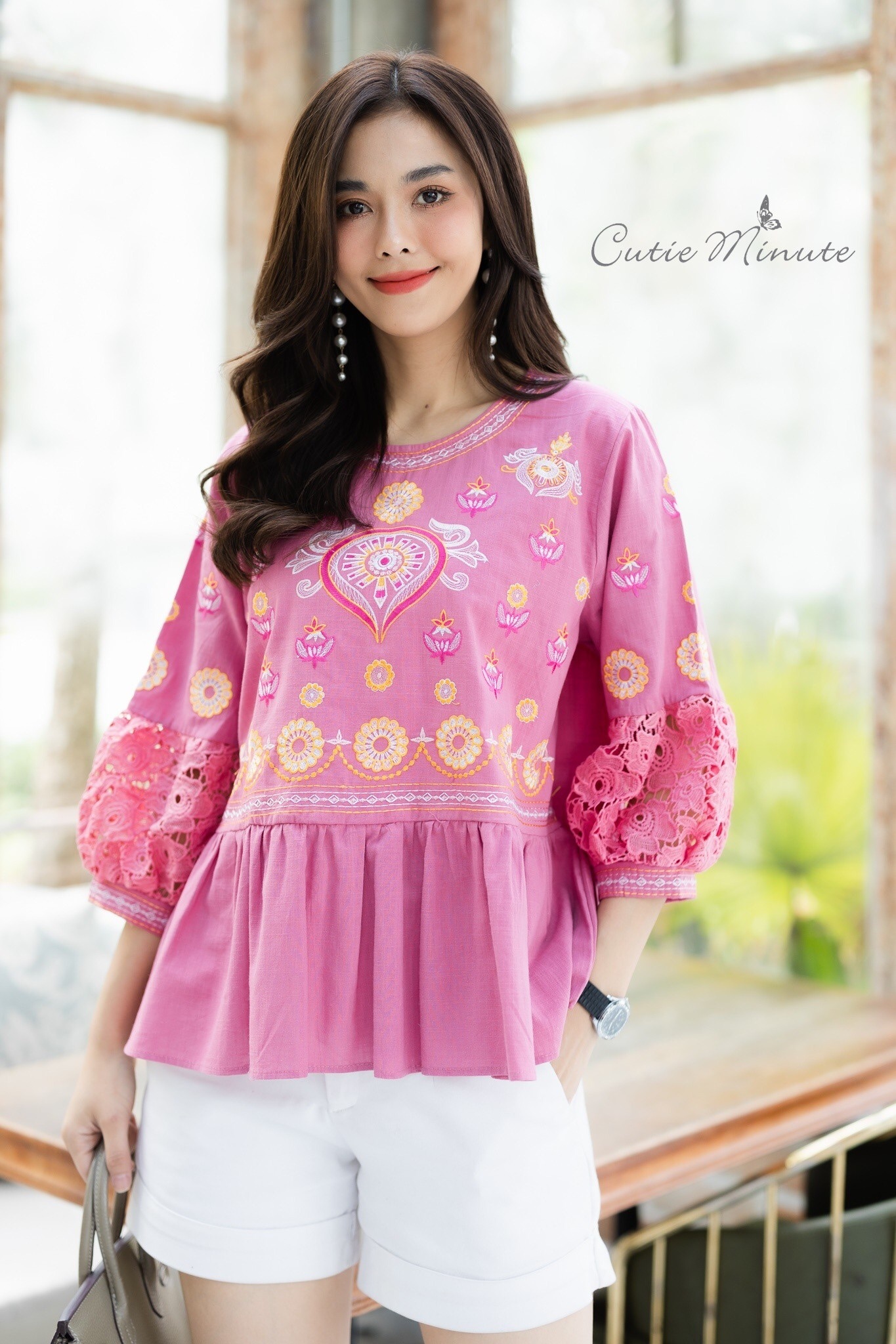 SaLe++#Cutie Minute B3695 เสื้อลินินเกรดพรีเมี่ยม เนื้อผ้าขึ้นลาย เนื้อผ้ามีความนุ่ม ผ้าดีมากค่ะ งานปักฝีมือสวยมากๆค่ะ แต่งเติมแขนด้วยลูกไม้เนื้อหนาสวยสวย เสื้อดีเทลจับจีบระบายเล็กๆ งานปักสวยเนียบ ใส่สวย ใส่สบายจริงๆค่ะ มี 4 สี ฟ้าคราม ส้มอิฐ เขียวไพร ชมพ