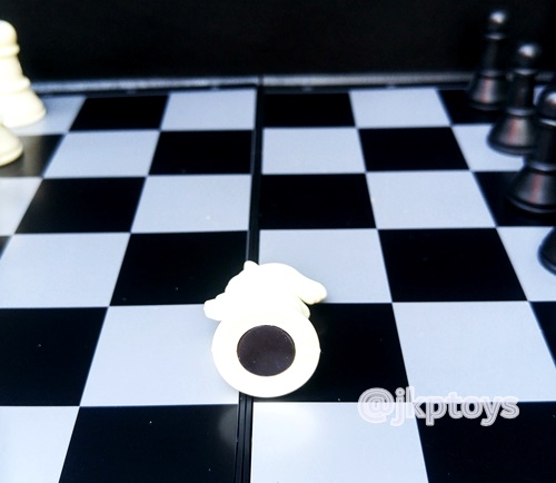 กระดานหมากรุกสากล เป็นเเม่เหล็ก กระดานพับเก็บ พกพาได้ ขนาด 30x30 ซม