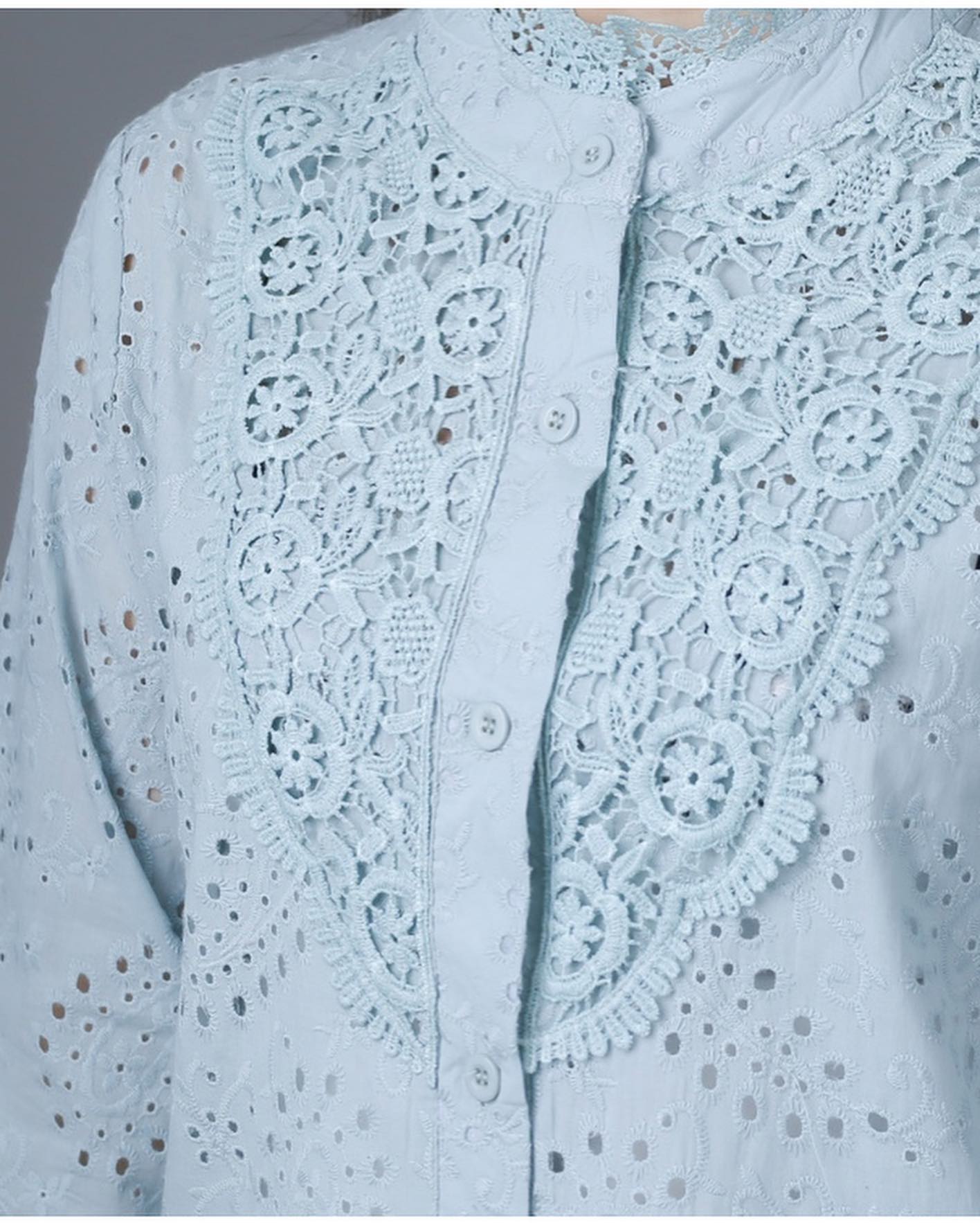 Sale+++#Blueberry Nights B3676 New เสื้อคอตต้อนทีเชิ้ตแบรนด์เนมเกาหลี ผ้าคอตต้อนเกรดพรีเมี่ยม เนื้อดีมากสัมผัสนุ่มเบาใส่สบายค่ะ แพทเทิร์นเสื้อทีเชิ้ต ดีเทลผ้าคอตต้อนฉลุปักลายสวยทั้งตัว กระดุมหน้ายาวตลอด ช่วงอกประดับลูกไม้สวยหรู ปลายแขนยางยืด เหมาะสำหรับสา