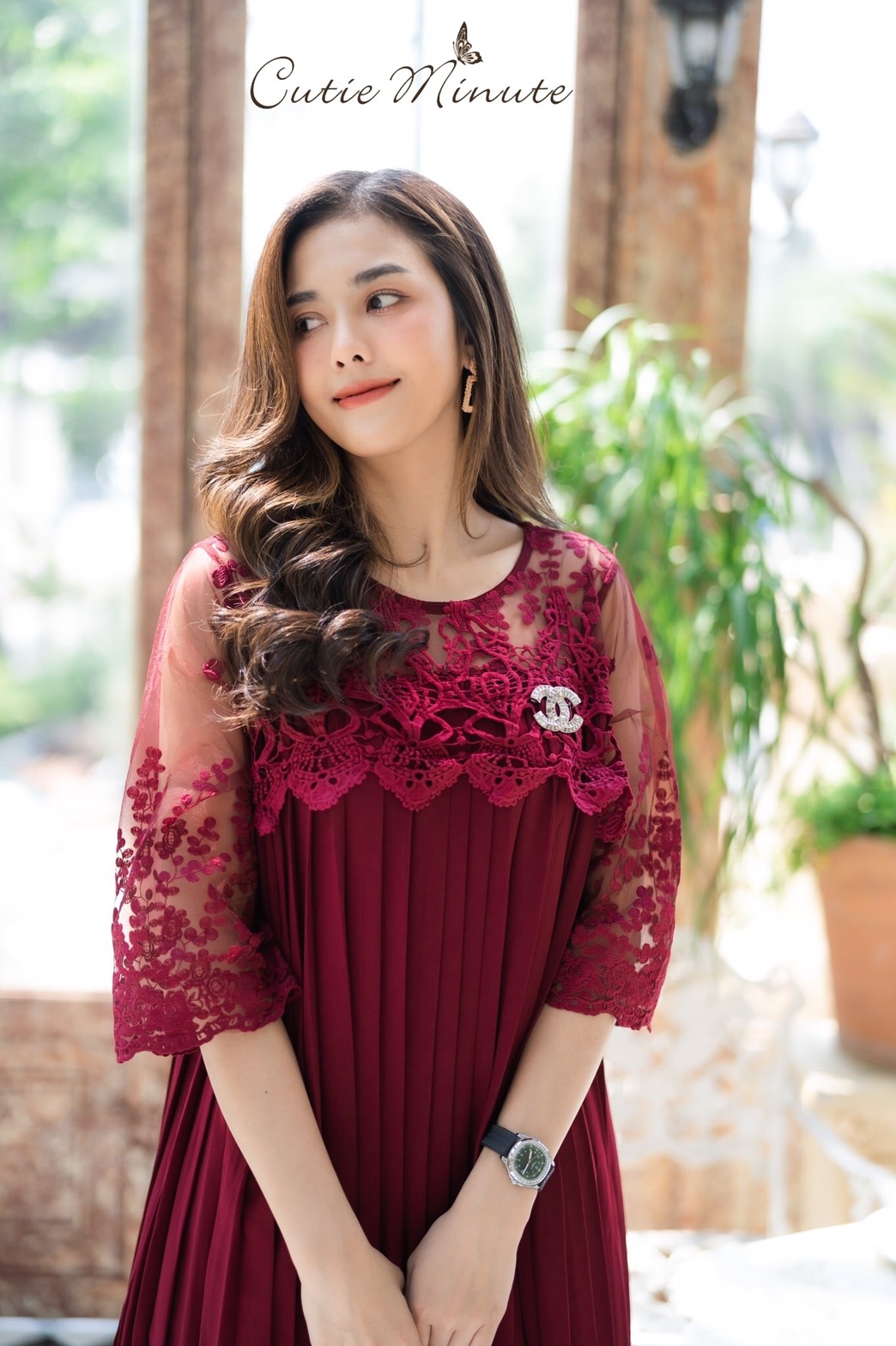 Sale+++#Cutie Minute 14104 เดรสผ้าชีฟองเกาหลีเกรดพรีเมี่ยม เนื้อผ้าดีมากค่ะ อัดพลีทแน่นๆ ด้านบนใช้ผ้าออเเกนซ่างานปักลูกไม้สุดหรูเริ่ด เดรสทรงโอเวอร์ไซส์ใส่เก๋ๆ สวยครบจริงๆค่ะ ใส่ไปงานดูดีสุดสุด งานสวยตัดเย็บดีเนี๊ยบ มี 5 สี เลือดหมู กรม ชมพูกลีบบัว (สีใหม