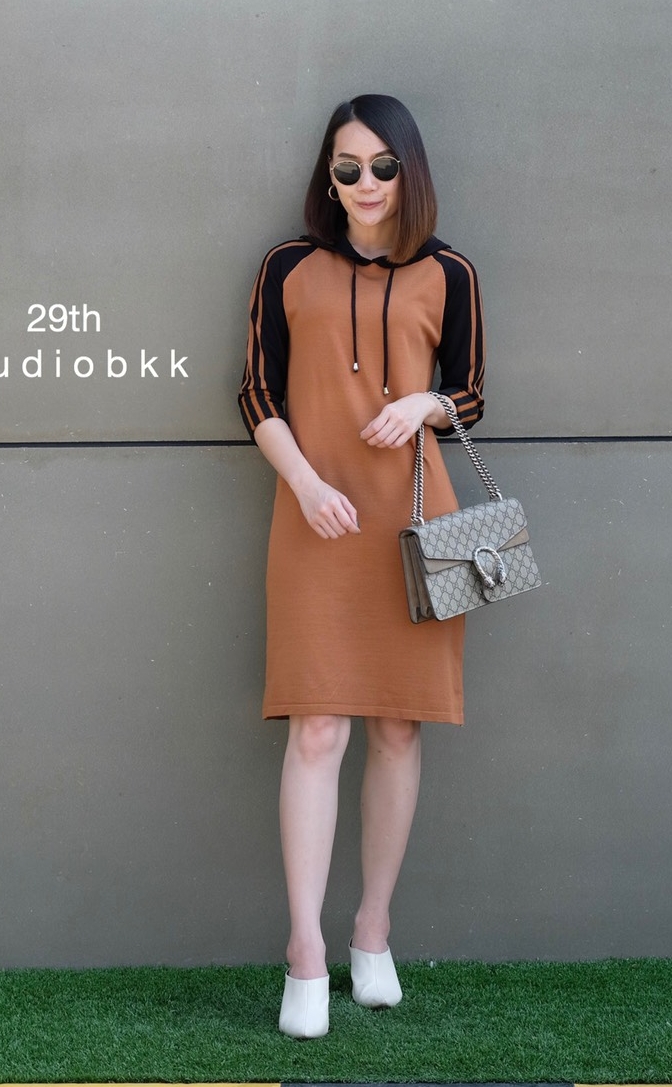 13841 อก40 #29thStudiobkk เดรสฮู้ดแขนยาว เนื้อผ้าคอตตอนเนื้อนิ่ม ใส่สบายสุดๆค่า แขนแต่งแถบ ใส่เที่ยวชิลๆได้เลย หนาวนี้ห้ามพลาดเลยค่า ▪️สี | โกโก้, ส้มอิฐ อก 40” เอว 38” สะโพก 40” ความยาว 37.5”