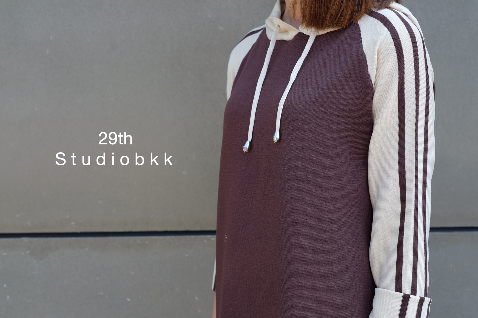 13841 อก40 #29thStudiobkk เดรสฮู้ดแขนยาว เนื้อผ้าคอตตอนเนื้อนิ่ม ใส่สบายสุดๆค่า แขนแต่งแถบ ใส่เที่ยวชิลๆได้เลย หนาวนี้ห้ามพลาดเลยค่า ▪️สี | โกโก้, ส้มอิฐ อก 40” เอว 38” สะโพก 40” ความยาว 37.5”