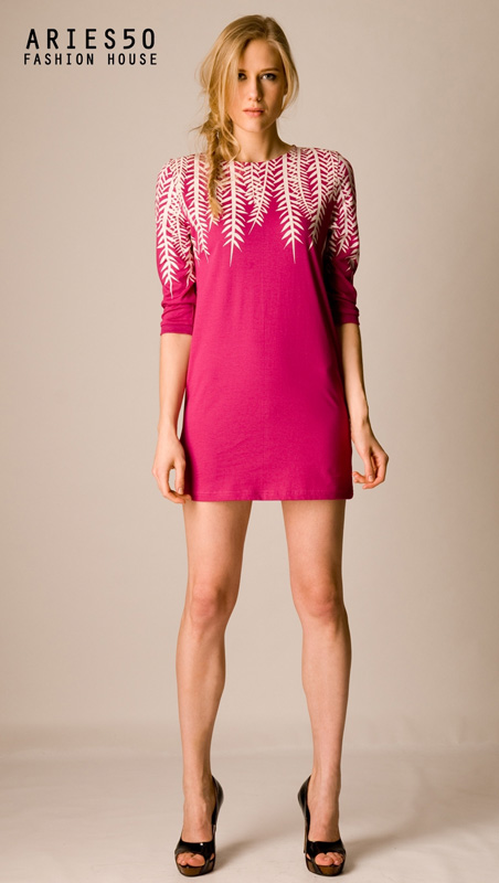 SaLe+++Aries50**A01020119**Fern** เดรสคอกลม แขนสามส่วน ลายใบเฟิร์น เรียบดูดีมีสไตล์ ใส่สบายได้หลายโอกาส ด้านหลังลายเหมือนกัน ผ้าCotton100% เนื้อนุ่มยืดได้ (นางแบบสูง 178 cm) ✳ Color : สี DGY – เทาเข้ม VLT – ม่วงอมชมพู Size : Free Size / Plus Size ▪