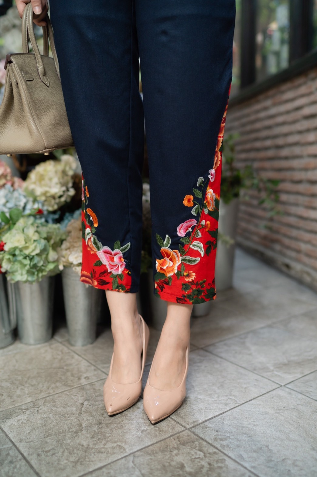 SaLe++#Cutie Minute 14110 ชุดเซ็ทผ้าลินินเกรดพรีเมี่ยม เนื้อผ้านิ่มกำลังดี ดีเทลตกแต่งด้วยงานปักผสมผ้าลายดอกไม้ กางเกงมีกระเป๋าซ่อน ชุดเเต่งด้วยกระดุมจีน กุ้นขอบที่ชายเสื้อ ชุดนี้สวยมากค่ะ ใส่ชุดเดียวสวยสมบูรณ์แบบเลยนะคะ หรือจะแยกชิ้นใส่แมทช์กับชุดอื่นก็ส