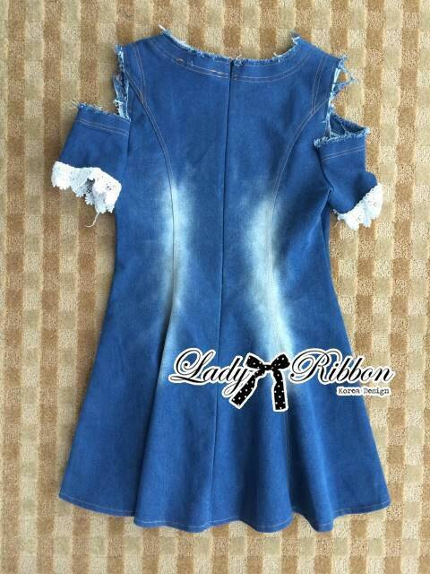 SALE++D7485**อก35**เดรสผ้าเดนิมคัทเอาท์ไหล่ปักลายและประดับผ้าลูกไม้ ทั้งตัวเป็นผ้าเดนิมสีฟ้าอ่อน ปักลายแบบเซอร์เรียล เช่นรูปปากแดง จักรยาน และร่ม ส่วนช่วงแขนเป็นแบบคัทเอาท์ช่วงไหล่ ชายแขนเสื้อประดับผ้าลูกไม้สีขาวช่วยเพิ่มความหวาน เนื้อผ้า Denim 100% ฟอกสี