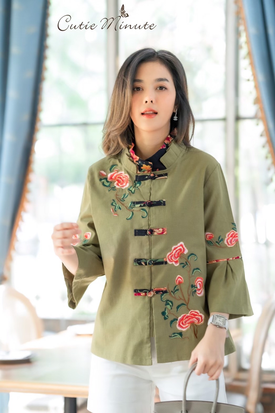 Sale+++#Cutie Minute B3639 เสื้อผ้าฝ้ายลินินเกาหลีเกรดพรีเมี่ยม เสื้อไตส์จีนเก๋เก๋ ดีเทลปกคอ2ชั้นจับจีบสวยงาม แขนจับจีบบานนิดๆ มาพร้อมงานปักดอกไม้สวยมากค่ะ ดีเทลเเน่นทั้งตัว สวยเลอค่ามากค่ะ มี สี เขียว กรม ส้ม อก ฟรีไซส์ 43" เอว ฟรีไซส์ 43" สะโพ