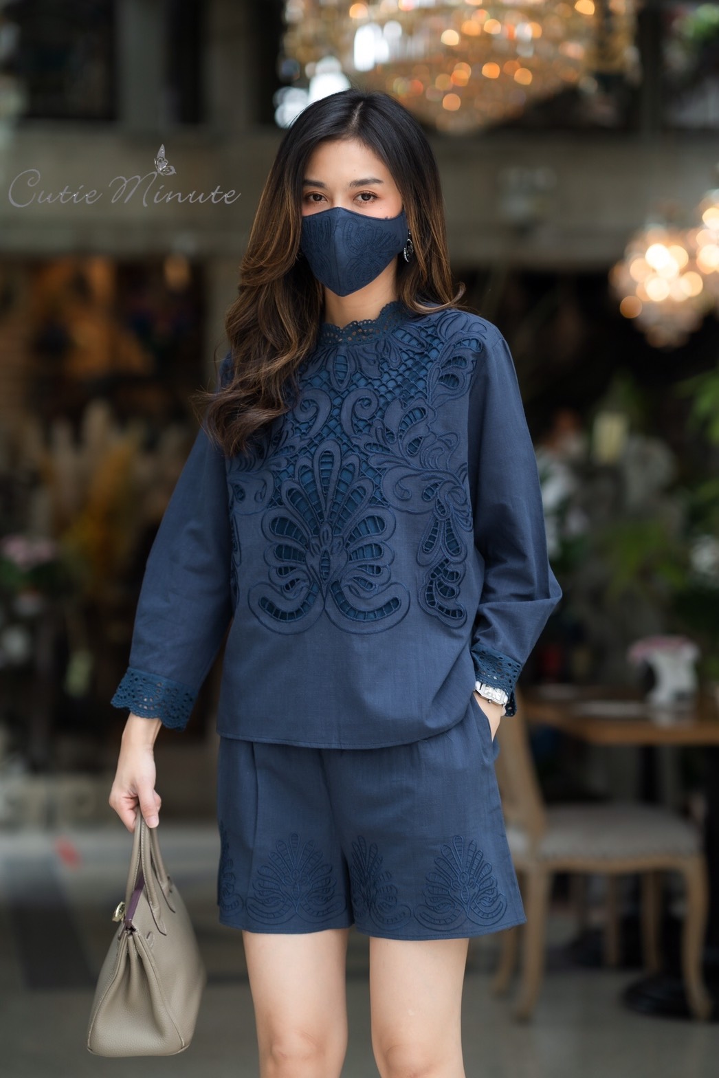 SaLe++14015**ชุดเซ็ท+Maskขาสั้นผ้าลินินเกรดพรีเมี่ยม เนื้อผ้าดี งานดีเทลปักฉลุทั้งตัวสวยมากค่ะ อลังการสุดๆ แต่งขอบตัวผ้าลูกไม้ ชุดเซ็ทดีไซน์สวยเก๋ มีซับในทั้งชุด กางเกงมีกระเป๋าซ่อน ชุดสวยผ้าดีใส่สบาย เหมาะกับอากาศบ้านเรามากๆค่ะ ** Mask ทรงสวยปรับเข้ากับโ