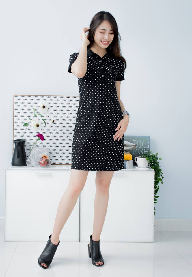 SaLe A02870187 (Whenever) ชุดเดรสสั้นพิมพ์ลายจาก Aries50 ผลิตจากผ้า Cotton ผสม Polyester เนื้อผ้าอย่างดีนุ่มมือ ปกคอเนื้อนุ่มไม่แข็งไม่ม้วน พิมพ์ลายจุด ทรงสวยใส่ได้ทุกโอกาส - คอปกติดกระดุม 4 เม็ด - แขนสั้น - ทรงใส่สบาย - ไม่มีซับใน - ใส่แบบสวม รอบอก x รอบ