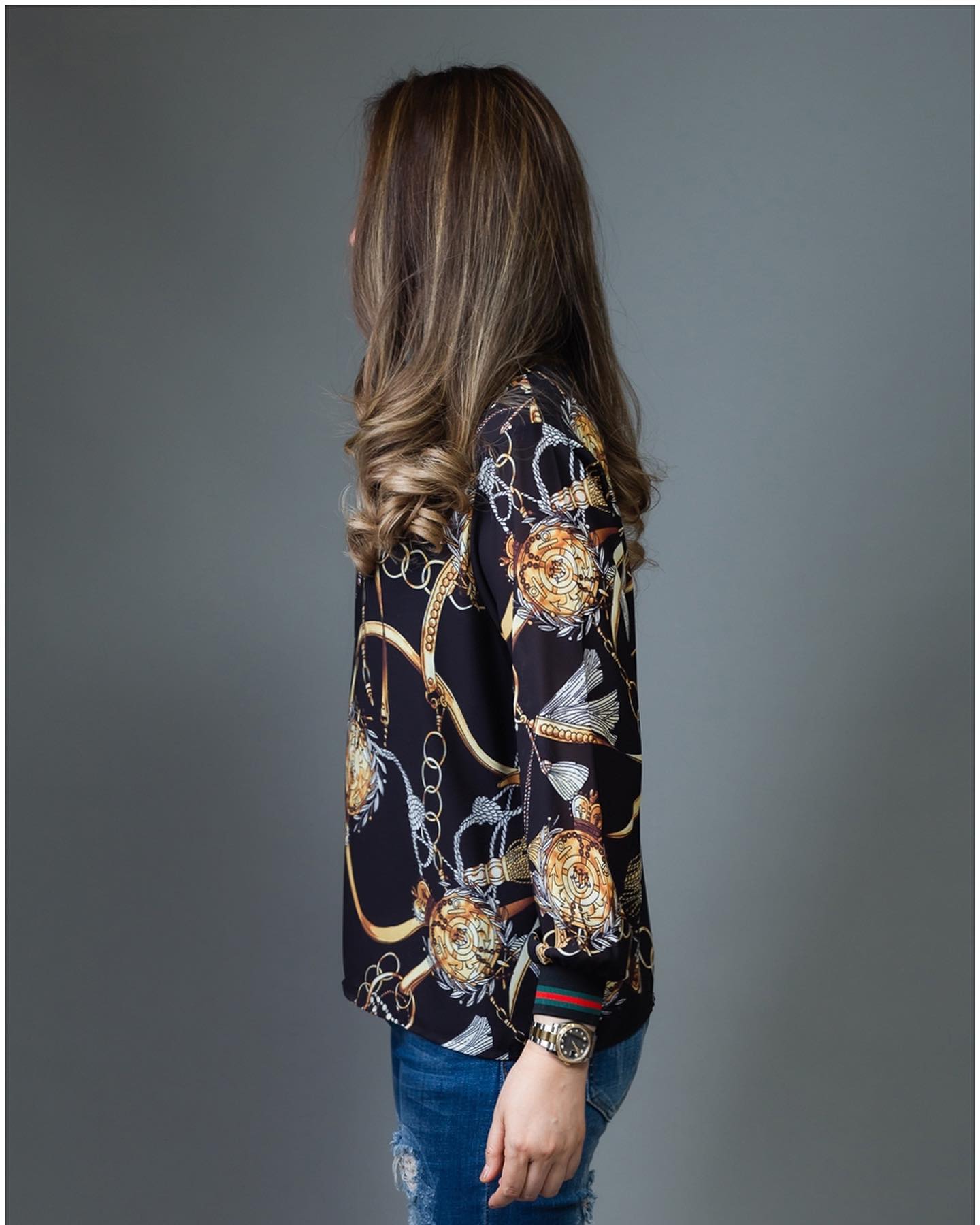 SaLe++ #Blueberry Nights B3679 NEW พรีเมี่ยมคลาสสิคเสื้อแบรนด์เนมทีเชิ้ตคอวีแขนยาว ผ้าโพลีเอสเตอร์ผสมเนื้อนุ่มเกรดพรีเมี่ยม ตัดเย็บสวยเนี้ยบสไตล์แบรนด์เนมสุดหรู แพทเทิร์นเสื้อคอวีแขนยาว ปลายแขนยางยืดสุดเก๋ พิมพ์ลายสีคมชัดสวยเป๊ะ เหมาะสำหรับสาวๆๆรอบอก(36-4