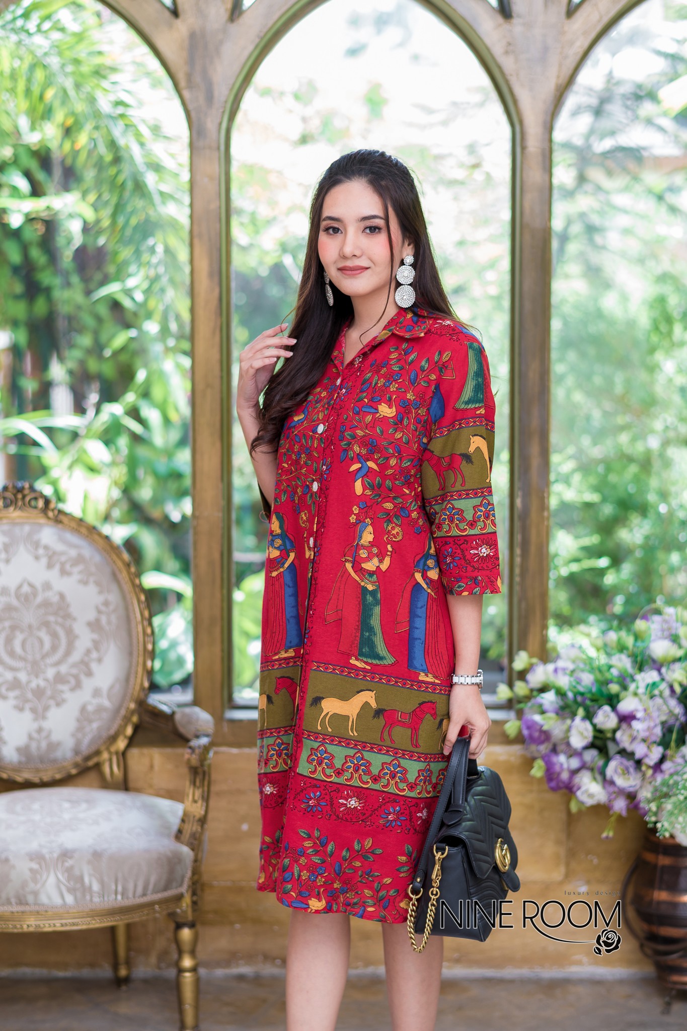 SaLe+++#Nine Room 14046 SHIRT DRESS -เชิ๊ตเดรสคอปก พร้อมสาบกระดุมยาวด้านหน้าใช้ผ้าฝ้ายผสมลินิน(cotton mix linen) ตัวผ้าไม่หนา-ไม่บาง ระบายอากาศดี ไม่ร้อน มีความโดดเด่นด้วยลายอิยิปต์-ฟาโรห์ลายสวยๆทั้งตัว เสริมคัทติ้งด้วยการผ่าชายข้างเพื่อความสวยงาม และมีกร