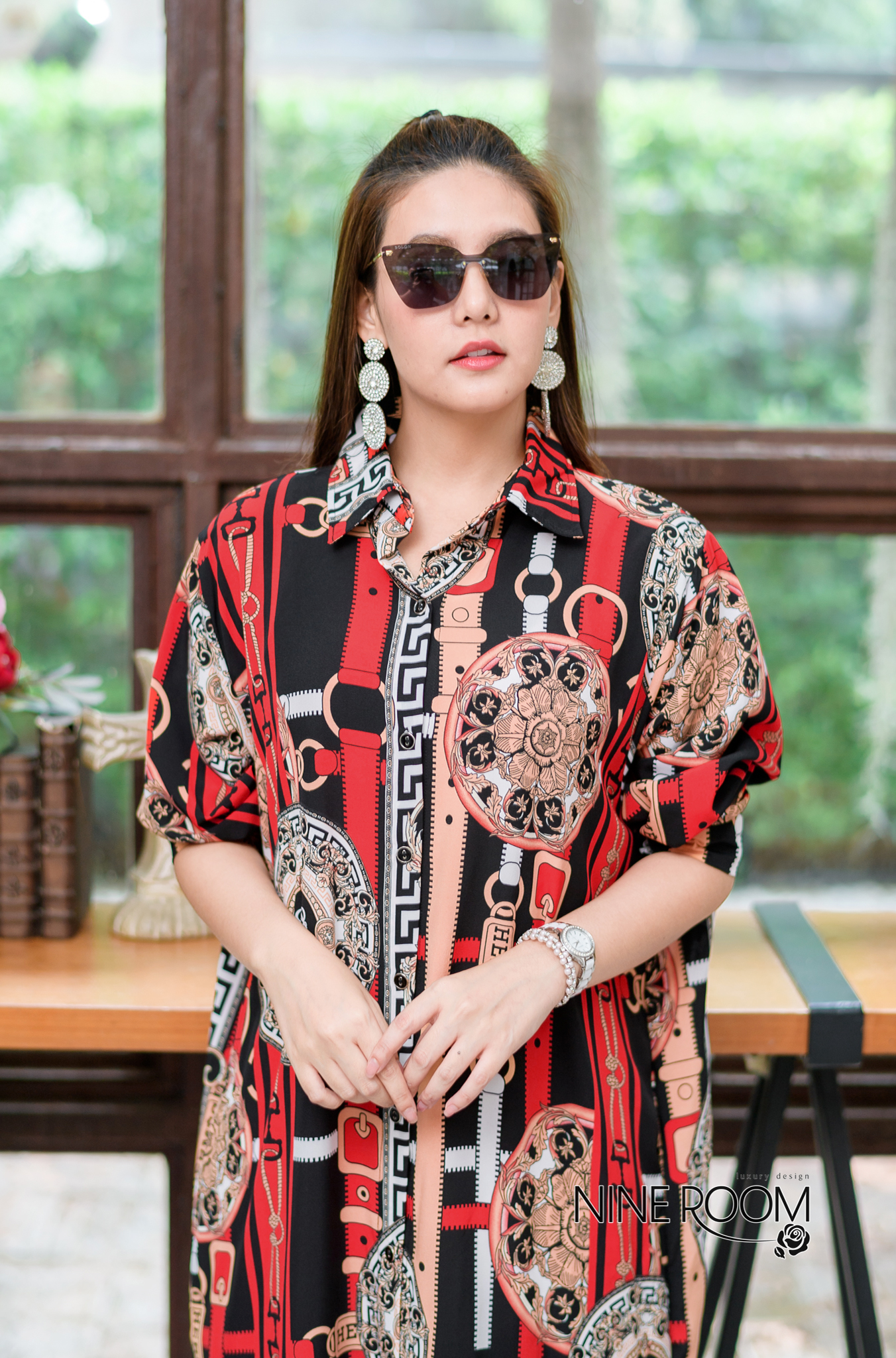 SaLe+++#Nine Room 14106 MAXI SHIRT - แม๊กซี่เชิ๊ตแขนยาวคอปก พร้อมสาบกระดุมยาวด้านหน้า ใช้ผ้าโพลี่ฯผสมซิลล์เกรดพรีเมี่ยม (PREMIUM POLY MIX SILK ) เนื้อผ้าดี ตัวผ้านุ่ม ไม่คัน มีความโดดเด่นด้วยงานพิมพ์ลายไฮแบรนด์ทั้งตัว มาพร้อมกระเป๋าข้างค่ะ •Color |3สี 1.