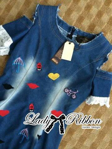 SALE++D7485**อก35**เดรสผ้าเดนิมคัทเอาท์ไหล่ปักลายและประดับผ้าลูกไม้ ทั้งตัวเป็นผ้าเดนิมสีฟ้าอ่อน ปักลายแบบเซอร์เรียล เช่นรูปปากแดง จักรยาน และร่ม ส่วนช่วงแขนเป็นแบบคัทเอาท์ช่วงไหล่ ชายแขนเสื้อประดับผ้าลูกไม้สีขาวช่วยเพิ่มความหวาน เนื้อผ้า Denim 100% ฟอกสี